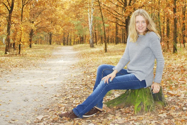 Meisje in de herfst bos. — Stockfoto