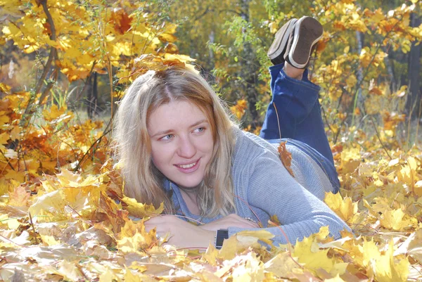 Meisje in de herfst bos — Stockfoto