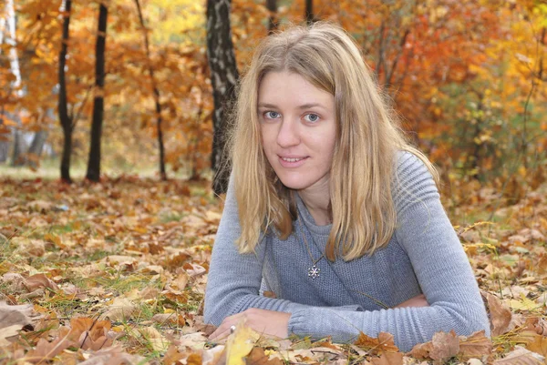 Meisje in de herfst bos — Stockfoto