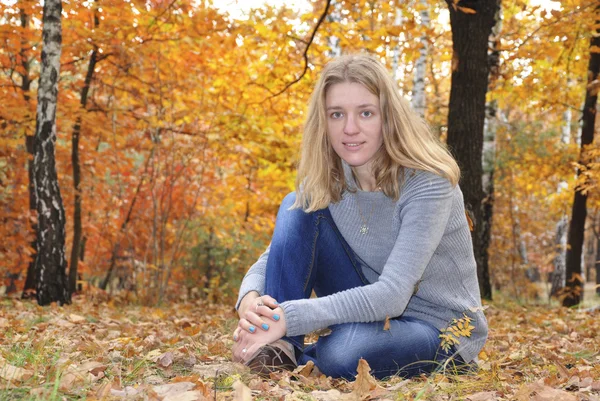 Meisje in de herfst bos — Stockfoto