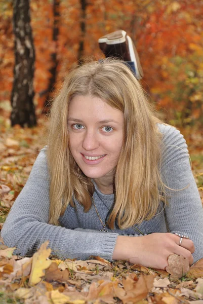 Chica en el bosque de otoño — Foto de Stock