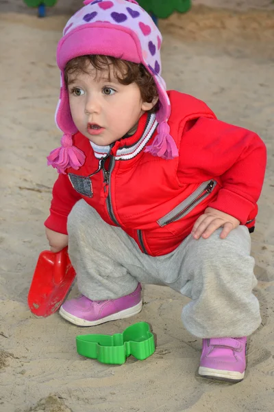 Klein meisje spelen op de speelplaats. — Stockfoto