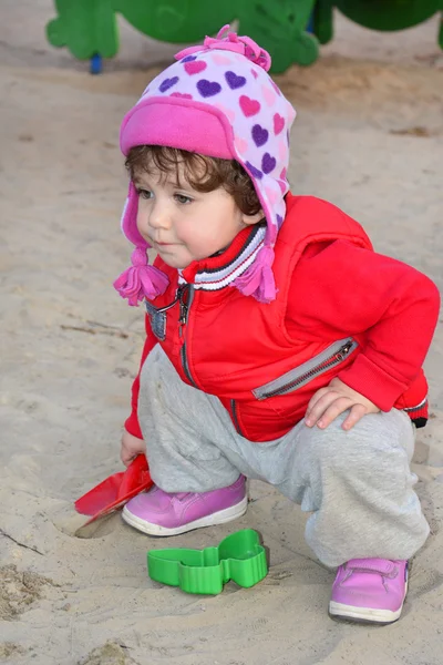 Маленька дівчинка грає на дитячому майданчику . — стокове фото