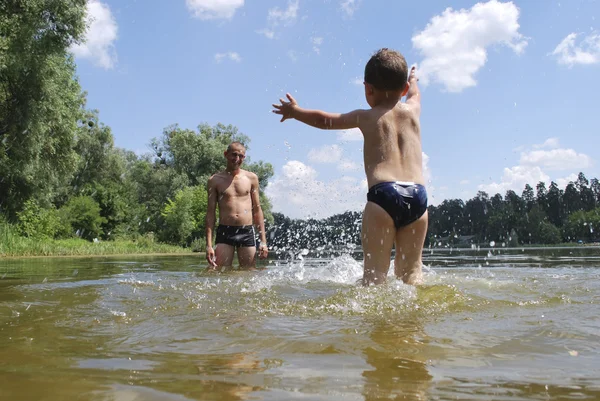 Otec a syn, koupání v řece. — Stock fotografie