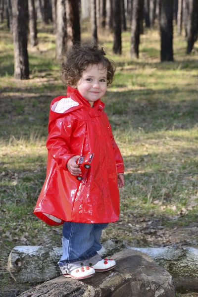 Meisje, zittend in een forest. — Stockfoto