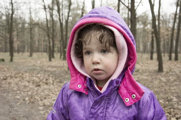 Kleines Mädchen im Regenwald. — Stockfoto