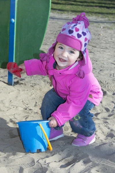 Маленькая девочка играет на детской площадке. — стоковое фото