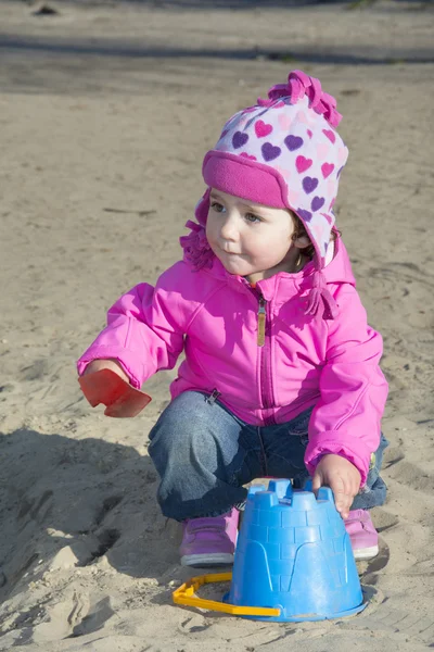 Kleines Mädchen spielt auf dem Spielplatz. — Stockfoto