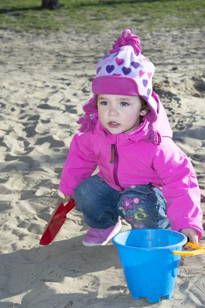 Klein meisje spelen op de speelplaats. — Stockfoto