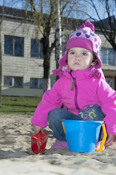 Menina brincando no playground. — Fotografia de Stock