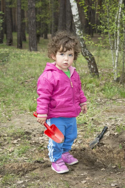 Menina na floresta. — Fotografia de Stock