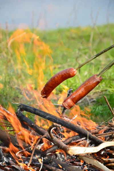 Picnic. Cooking sausages. — Stock Photo, Image