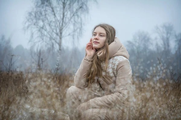 Hösten Kall Frostig Morgon Fältet Flicka Med Långt Hår Gräset — Stockfoto