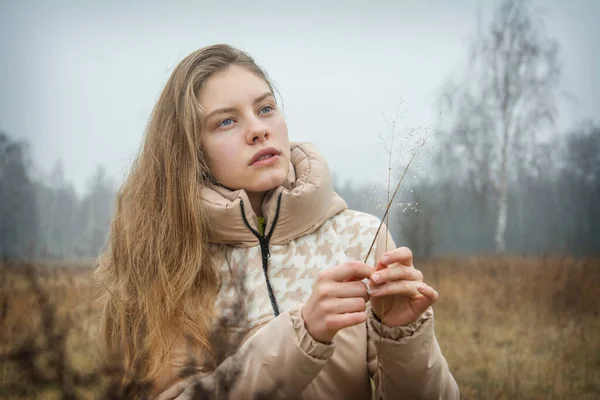 Herbst Einem Kalten Frostigen Morgen Auf Dem Feld Ein Mädchen — Stockfoto