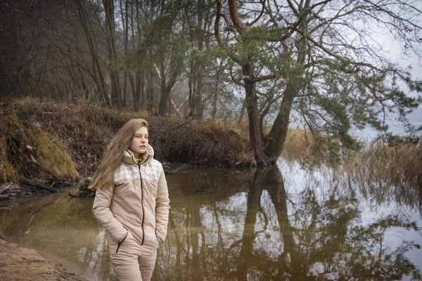 Otoño Una Hermosa Chica Con Pelo Suelto Está Pie Río — Foto de Stock