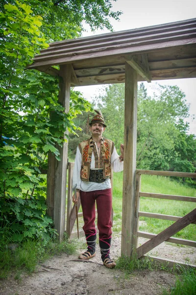 Zomer Een Man Een Authentieke Oekraïense Nationale Kostuum Tegen Achtergrond — Stockfoto
