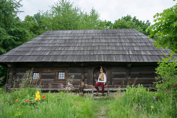 Verano Hombre Con Auténtico Traje Nacional Ucraniano Contexto Una Cabaña — Foto de Stock