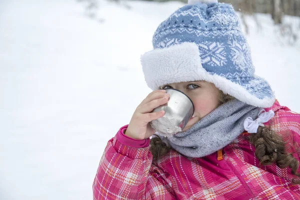 Inverno Una Foresta Innevata Una Ragazza Divertente Felice Beve — Foto Stock