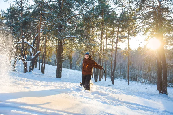 Inverno Dia Ensolarado Brilhante Menino Caminha Uma Floresta Coberta Neve — Fotografia de Stock