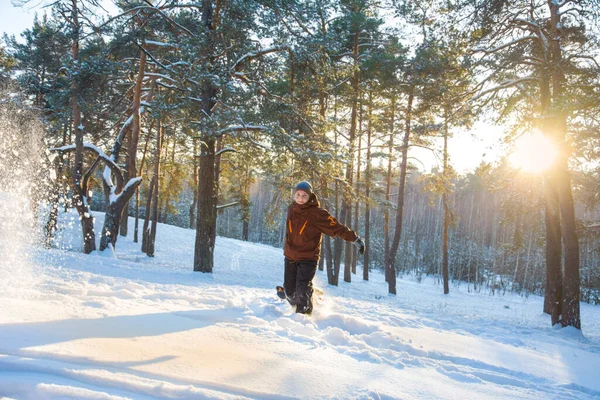 Invierno Día Soleado Brillante Niño Camina Bosque Cubierto Nieve Tira — Foto de Stock