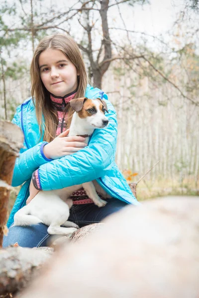 Holčička Drží Psa Náručí Jack Russell Terrier — Stock fotografie