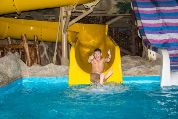 Retrato Livre Criança Sorrindo Jovem Divertindo Aquapark — Fotografia de Stock