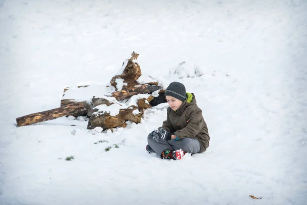Inverno Una Giornata Sole Luminoso Ragazzo Triste Seduto Nella Neve — Foto Stock
