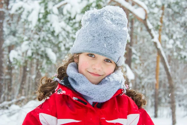 Vintern Finns Det Liten Curly Flicka Skogen — Stockfoto