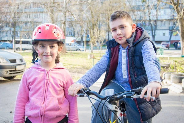 Verão Irmão Irmã Ficam Rua Com Uma Bicicleta — Fotografia de Stock
