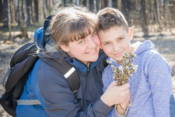 Jaře Lese Slunečného Dne Matka Syn Dal Vrbovou Kytici — Stock fotografie