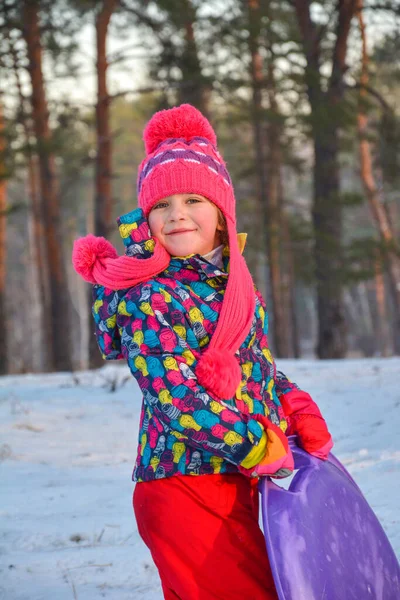 在冬天 有一个小卷曲的女孩在森林里 — 图库照片