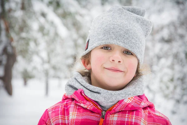 Inverno Una Bambina Riccia Nella Foresta — Foto Stock