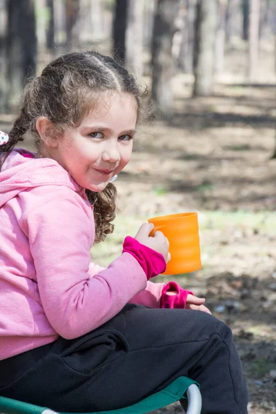 夏には 森の中の明るい晴れた日に 女の子はカップから飲む — ストック写真