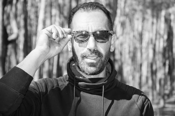 Verano Día Soleado Brillante Bosque Hombre Con Gafas Sol Foto —  Fotos de Stock