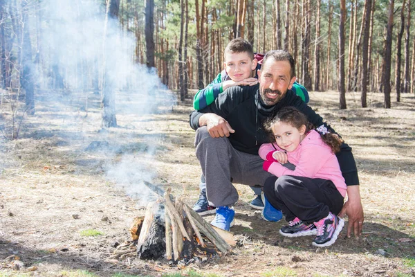 Verano Día Soleado Brillante Bosque Pinos Padre Con Hija Hijo —  Fotos de Stock