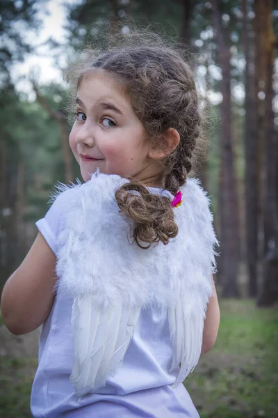 Een Zonnige Dag Zomer Staat Een Engeltje Met Vleugels Het — Stockfoto