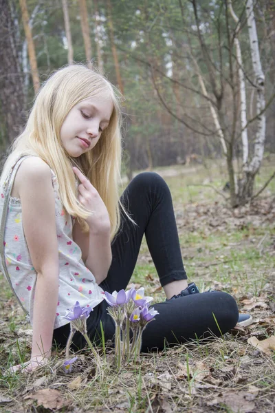 Frühling Sitzt Ein Blondes Mädchen Wald Der Nähe Der Blumen — Stockfoto