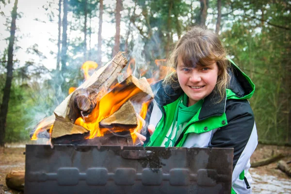 Otoño Día Frío Retrato Cerca Una Chica Picnic Cerca Parrilla — Foto de Stock