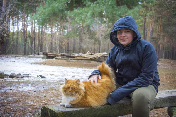 Chladném Zimním Dni Sedí Teenager Lavičce Zázvorovou Kočkou Lese — Stock fotografie