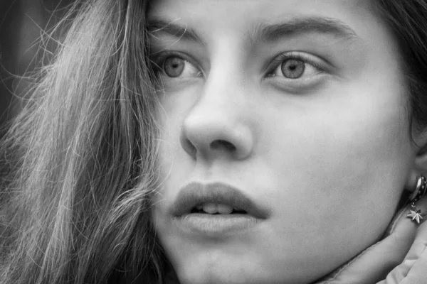 Herbst Ein Teenager Mädchen Aus Nächster Nähe Auf Der Straßen — Stockfoto