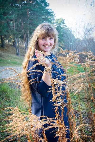 Hösten Eftermiddag Vacker Flicka Med Långt Hår Och Blå Klänning — Stockfoto