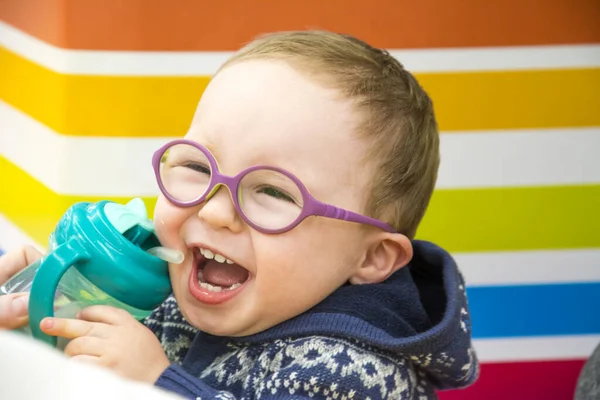 Niño Divertido Una Chaqueta Azul Con Gafas Ríe Bebe Agua — Foto de Stock