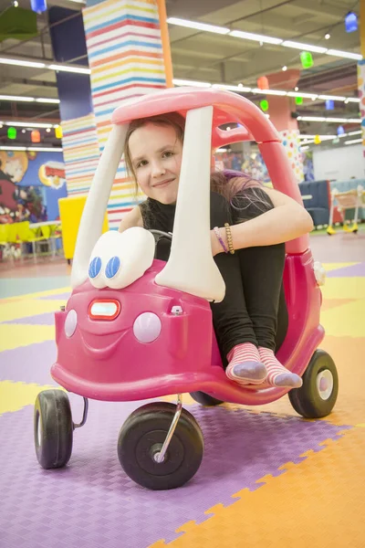 Sala Juegos Una Niña Sonriente Adulta Subió Medio Coche Para — Foto de Stock