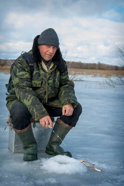 Dia Gelado Inverno Homem Senta Pesca Rio Ele Pegou Uma — Fotografia de Stock