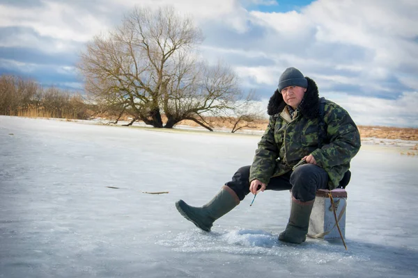 Una Gelida Giornata Inverno Uomo Siede Sul Fiume Pescare Preso — Foto Stock