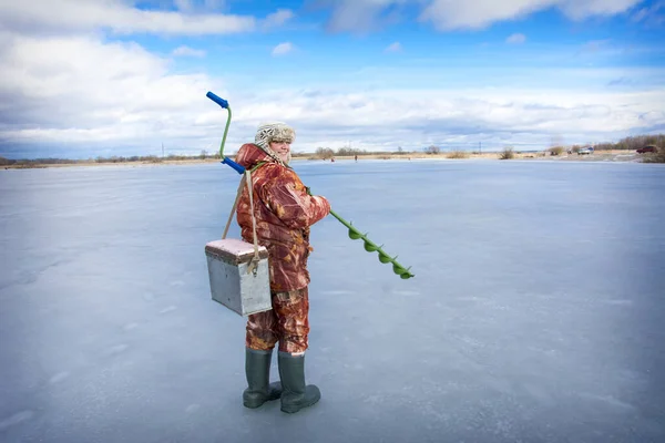 Winter Steht Eine Fischerin Mit Bohrmaschine Und Kiste Auf Der — Stockfoto