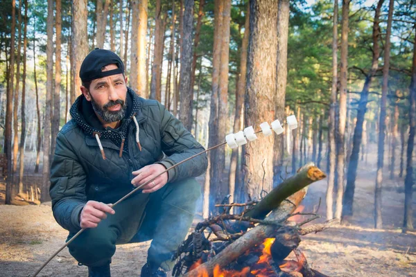 Outono Dia Ensolarado Brilhante Uma Floresta Pinheiros Homem Assar Marshmallows — Fotografia de Stock