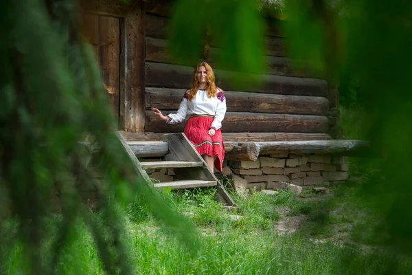 Slunečného Letního Dne Žena Národním Ukrajinském Kostýmu Sedící Poli Přírodě — Stock fotografie