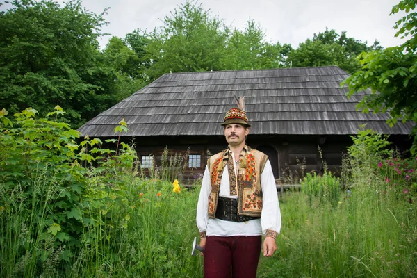 Солнечный Летний День Улице Мужчина Национальном Украинском Костюме — стоковое фото