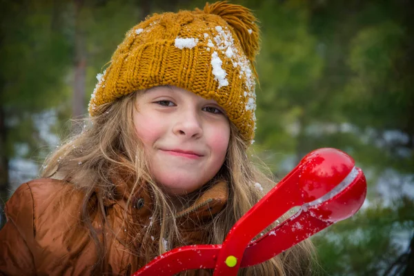 Vintern Frostig Dag Skogen Gör Söt Flicka Snöbollar Med Snöbollar — Stockfoto